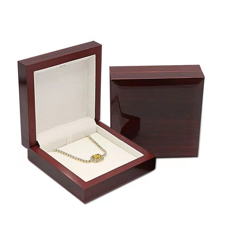 EcoBox Pendant™|ネックレスを照らす、特別な木箱。