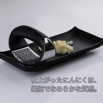 Garlic Ring™| クルッとひねって、ニンニクつぶしも一瞬！